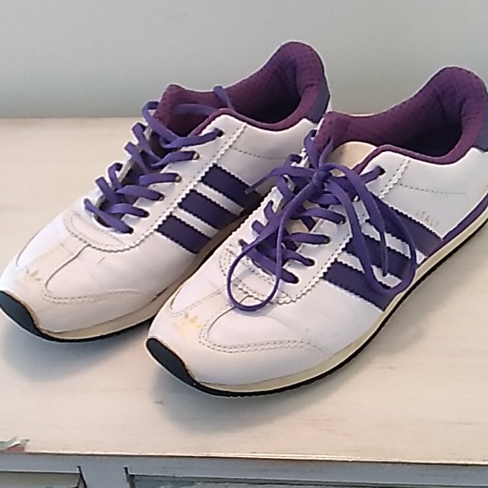 Womens vintage Adidas sneakers size 6